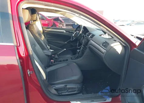 2017 Volkswagen Passat 1.8T R-Line z USA, uszkodzony, nr VIN 1VWDT7A33HC046987